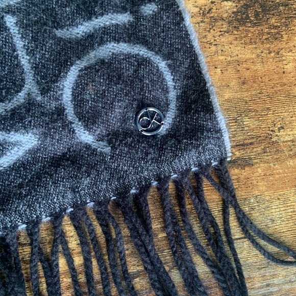 DARK/LIGHT GRAY ‘CALVIN KLEIN’ SCARF!! - Picture 5 of 5